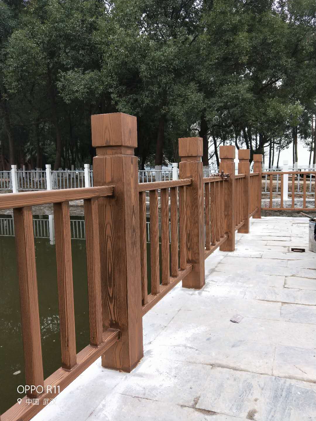 城口河道护栏木纹漆施工项目